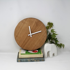 Minimalistische Wanduhr aus Eichenholz: Leise, Zahlenlos, Skandinavisches Design
