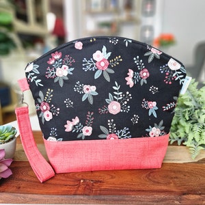 Fleurs roses sur fond noir - Sac de projet moyen à fermeture éclair avec dessus incurvé avec dragonne pour tricoter au crochet, voyage WM173