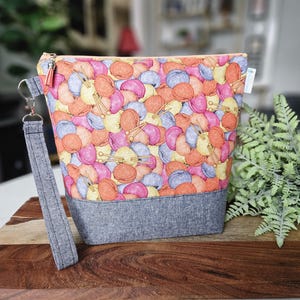 Bolsa para projeto de tricô - Bolas de lã Knit n Purl - Bolsa média com zíper e alça de pulso para tricô, crochê, bordado, viagem WM185