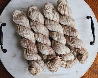 Sand Dunes - DK 100% Superwash-garen | Gespikkeld handgeverfd garen | DK lichtgewicht superwash merinowolgaren Y036V