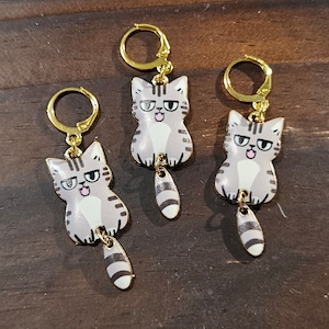 Gray Cat w/ Dangly Tail (single) Stitch Marker Progress Keeper with Gold Lever Back Finding - knitting crochet single earing PK150