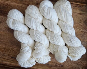 Bianco *Non tinto* Filato per calzini Deluxe Hi-Twist / Peso diteggiatura 85% lana merino extrafine superwash, filo di nylon 30 Y013U