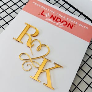 Könnte beinhalten: Ein Set aus drei Keramikbechern mit gesprenkelter, matter Oberfläche. Jeder Becher hat eine andere Farbe: Hellblau, Creme und Grau. Die Becher haben ein schlichtes, modernes Design mit runder Form und bequemem Griff.