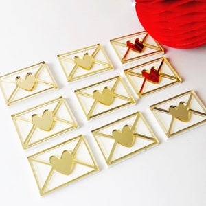 Packung mit Valentinstag Umschlag Charms Acryl Geschenkanhänger, Valentinstag Spiegel Acryl Geschenkanhänger, graviertes Holzgeschenk,