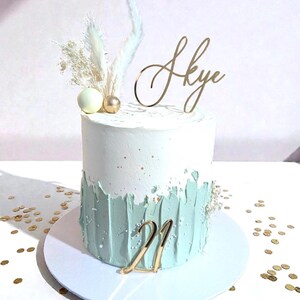 Op de afbeelding: Handgemaakt houten bord met de tekst "Welcome" in een speels lettertype. Het wit geschilderde bord heeft een verweerde afwerking en een klein hartdetail. Perfect om een vleugje rustieke charme aan elk huis toe te voegen.