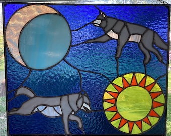 Panel de vidrieras de lobos de Skoll y Hati persiguiendo al sol y la luna (pedido personalizado)