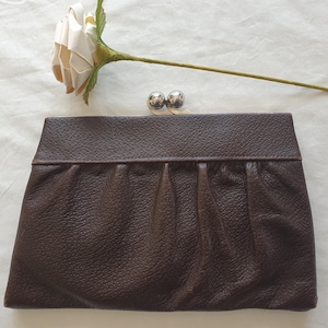 Cartera de mano vintage grande de cuero marrón chocolate con cierre de beso