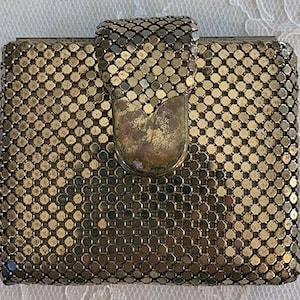 Vintage Whiting and Davis Compact in Gold Tone Mesh Case
