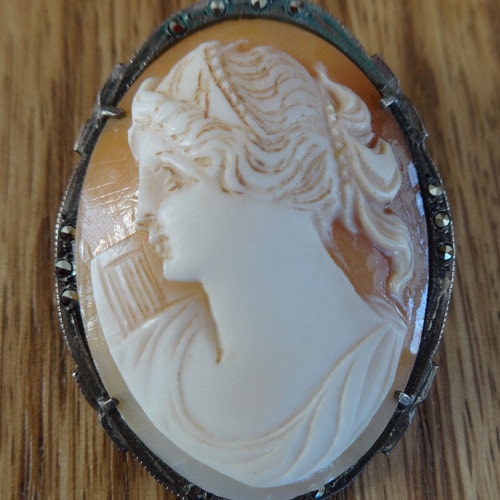 Broche Camée Femme Africaine - Résine Et Alliage - Bijou Unique - Afrique - Neuf