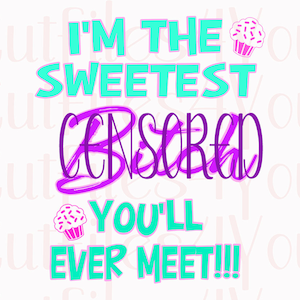 Może przedstawiać: Grafika z tekstem „I'M THE SWEETEST CENSORED YOU'LL EVER MEET!!!” w kolorze turkusowym i fioletowym, z ilustracjami babeczek. Tło jest jasnoróżowe.