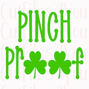 Puede incluir: Texto verde "PINCH PROOF" sobre fondo blanco, con dos tréboles verdes. La fuente es audaz y redondeada. Ideal para diseños y decoraciones del Día de San Patricio.