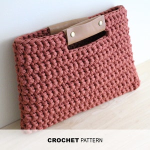 Easy crochet clutch pattern Chunky crochet handbag pattern Statement bag Fall bag crochet pattern The Chelsea Clutch image 4