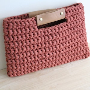 Easy crochet clutch pattern Chunky crochet handbag pattern Statement bag Fall bag crochet pattern The Chelsea Clutch image 2