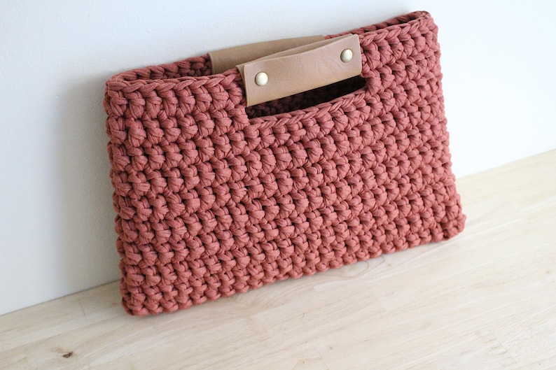 Easy crochet clutch pattern Chunky crochet handbag pattern Statement bag Fall bag crochet pattern The Chelsea Clutch image 2