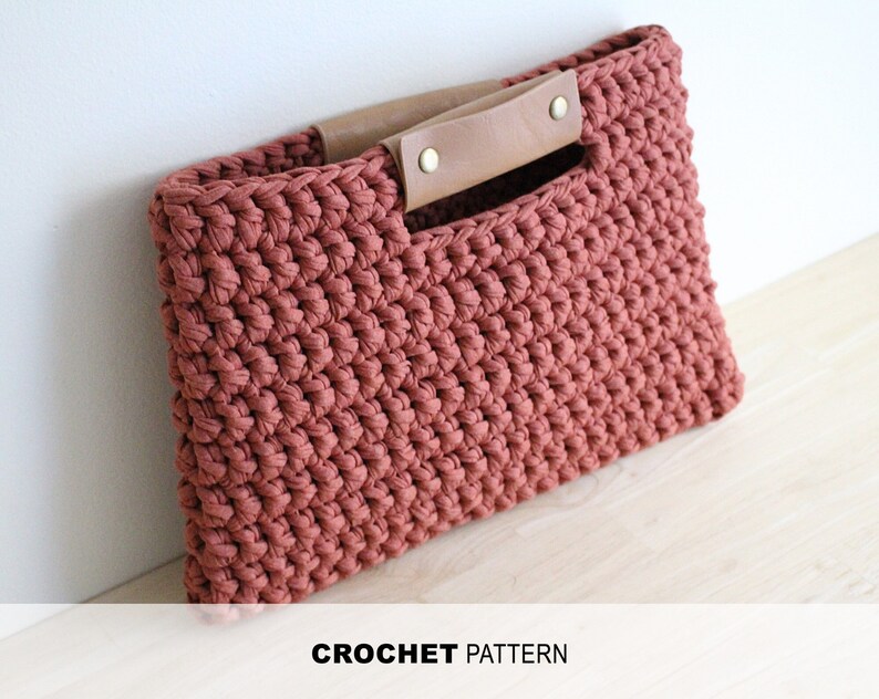 Easy crochet clutch pattern Chunky crochet handbag pattern Statement bag Fall bag crochet pattern The Chelsea Clutch image 4