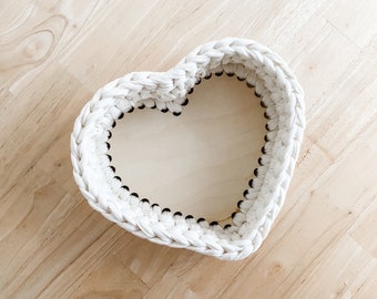 Heart basket crochet pattern - Easter basket pattern - Chunky crochet basket pattern - T shirt yarn crochet pattern - Gift basket pattern