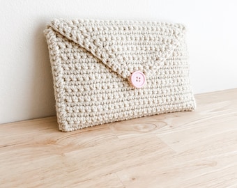 Kleine 15,5 x 23,5 cm große, gehäkelte Clutch im Umschlagstil - Frühlingshandtasche - The Ruth Clutch