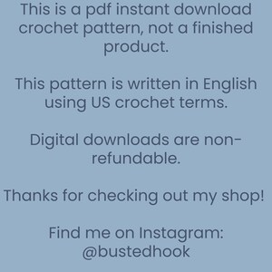 Pode incluir: Texto sobre um fundo azul que diz: "Este &eacute; um padr&atilde;o de croch&ecirc; para download instant&acirc;neo em PDF, n&atilde;o um produto acabado. Este padr&atilde;o &eacute; escrito em ingl&ecirc;s usando termos de croch&ecirc; dos EUA. Downloads digitais n&atilde;o s&atilde;o reembols&aacute;veis. Obrigado por visitar minha loja! Encontre-me no Instagram: @bustedhook"