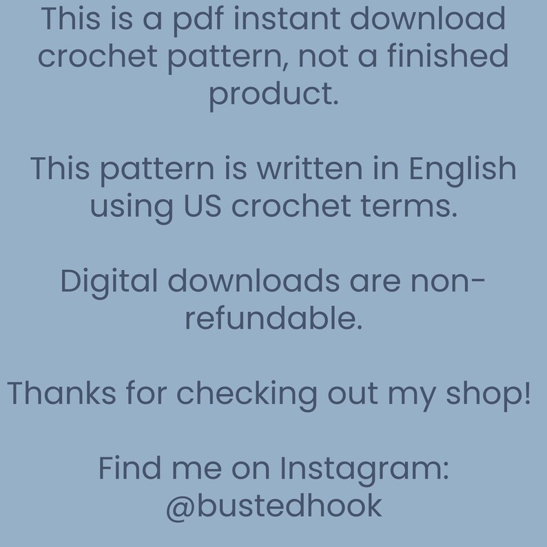 Pode incluir: Texto sobre um fundo azul que diz: "Este &eacute; um padr&atilde;o de croch&ecirc; para download instant&acirc;neo em PDF, n&atilde;o um produto acabado. Este padr&atilde;o &eacute; escrito em ingl&ecirc;s usando termos de croch&ecirc; dos EUA. Downloads digitais n&atilde;o s&atilde;o reembols&aacute;veis. Obrigado por visitar minha loja! Encontre-me no Instagram: @bustedhook"