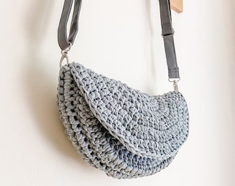 Chunky crochet crossbody saddle bag pattern - Sling bag - T-shirt yarn crochet pattern - The Hudson Valley Bag