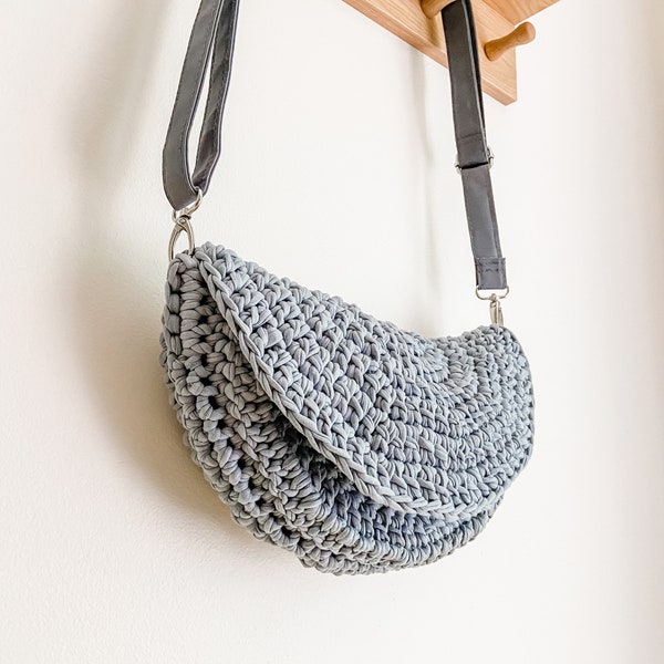 Chunky crochet crossbody saddle bag pattern - Sling bag - T-shirt yarn crochet pattern - The Hudson Valley Bag