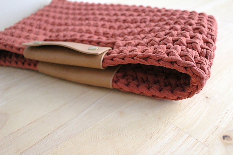 Easy crochet clutch pattern Chunky crochet handbag pattern Statement bag Fall bag crochet pattern The Chelsea Clutch image 3