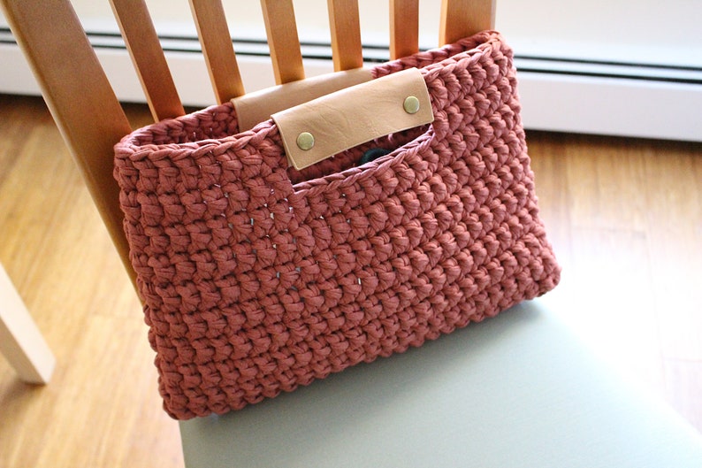 Easy crochet clutch pattern Chunky crochet handbag pattern Statement bag Fall bag crochet pattern The Chelsea Clutch image 6