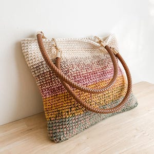 Padrão fácil de bolsa de crochê - Bolsa de crochê para aproveitar sobras de crochê - Bolsa de ombro Sedona feita com retalhos imagem 8