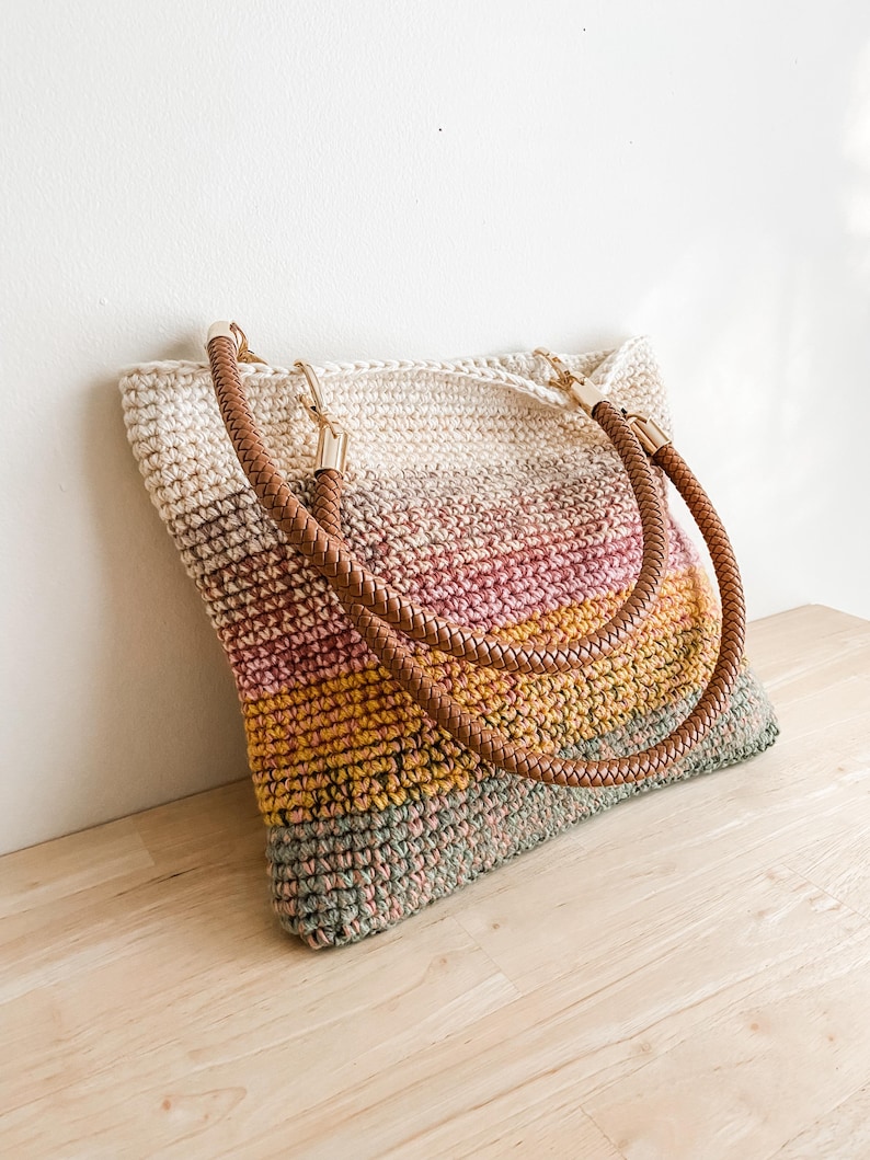 Padrão fácil de bolsa de crochê - Bolsa de crochê para aproveitar sobras de crochê - Bolsa de ombro Sedona feita com retalhos imagem 8