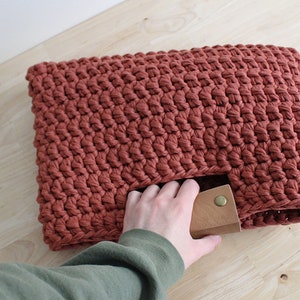 Easy crochet clutch pattern Chunky crochet handbag pattern Statement bag Fall bag crochet pattern The Chelsea Clutch image 7