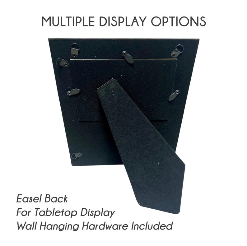 Op de afbeelding: Zwarte achterkant van een fotolijst met ezel en ophangmateriaal. De tekst luidt "Multiple Display Options", "Easel Back", "For Tabletop Display" en "Wall Hanging Hardware Included".