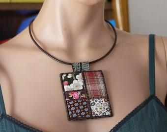 Geborduurde ketting gemaakt van Japanse tussus patchwork stof en liberty stof, handgemaakte stoffen ketting, textiel ketting, stof juweel