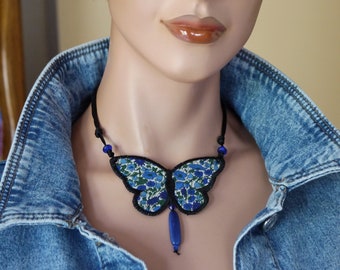 Collier papillon en tissus Liberty , collier en tissu,bijoux textile,collier textile,papillon en tissu,collier brodé, collier bleu