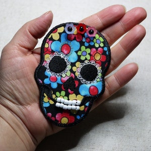 Broche tête de mort en tissu multicolore, broche artisanale en tissu, broche crâne fleuri image 1