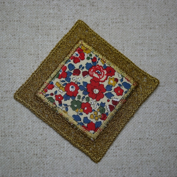 Broche brodé en tissu liberty Betsy Ann rouge  et dentelle FSL en fil doré, broche artisanale en tissu, broche textile liberty