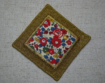 Broche brodé en tissu liberty Betsy Ann rouge  et dentelle FSL en fil doré, broche artisanale en tissu, broche textile liberty