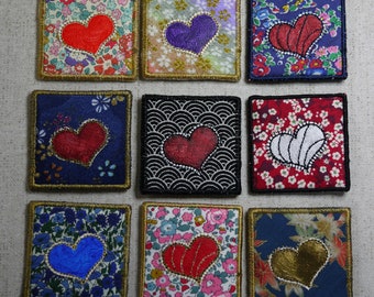 Broche brodée cœur en tissu liberty ou japonais, bijou textile, peinte à la main