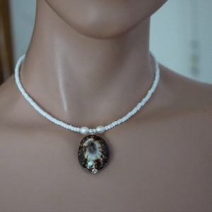 Collier ras de cou blanc coquillage rocailles et perles d'eau douce image 3