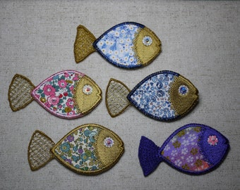 Broche poisson brodé en tissu liberty, broche artisanale en tissu, broche textile poisson