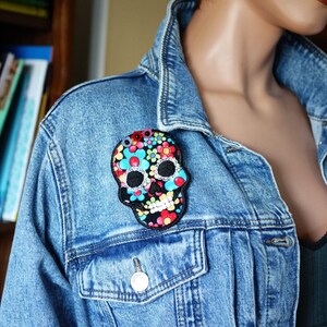 Skull brooch in multicolored fabric, handmade fabric brooch, floral skull brooch image 2