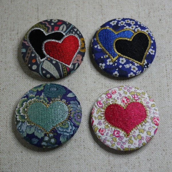 Broche coeur brodé sur tissu liberty au choix , broche artisanale en tissu, broche coeurs brodés