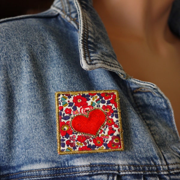 Broche coeur en tissu liberty Betsy Ann rouge  fil doré, broche artisanale en tissu, broche textile liberty