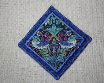 Broche brodé en tissu liberty Strawberry  et dentelle FSL, broche artisanale en tissu, broche textile William Morris