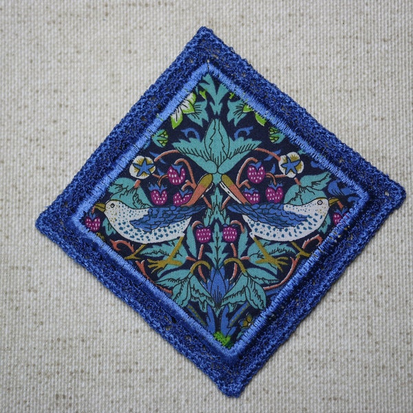 Broche brodé en tissu liberty Strawberry  et dentelle FSL, broche artisanale en tissu, broche textile William Morris