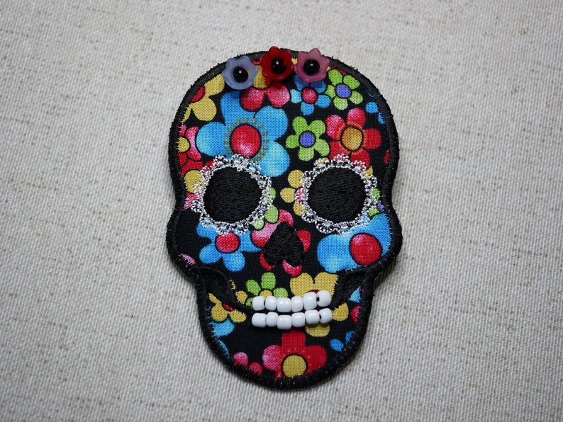 Broche tête de mort en tissu multicolore, broche artisanale en tissu, broche crâne fleuri image 3