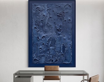 Arte de parede abstrata texturizada em azul marinho, pintura impasto com textura marcante, tela moderna minimalista em relevo 3D, decoração grande para escritório.
