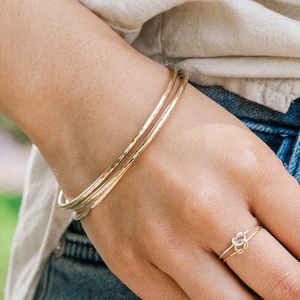 Set mit drei dicken Goldarmreifen | 14k Gold gefüllt Armband Dickes Gold Armreifen Armreif Gehämmerter Armreif Einfaches Goldarmband Geschenk
