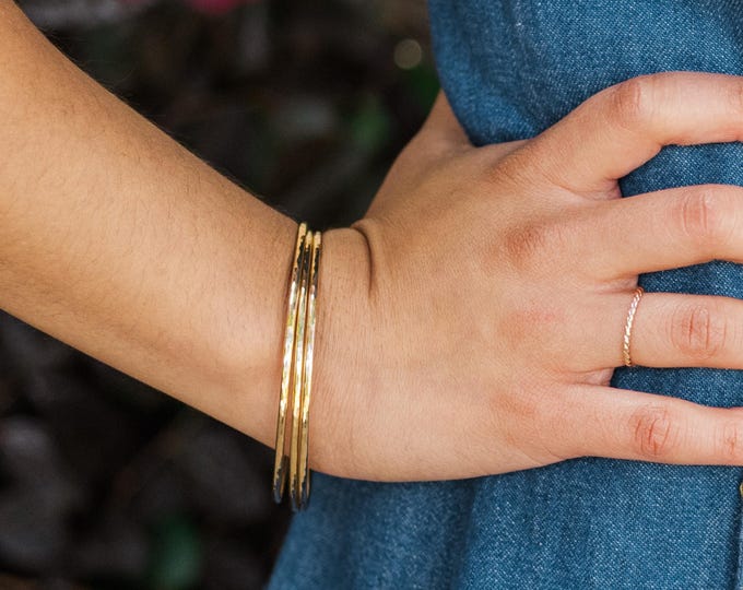 Conjunto de tres brazaletes gruesos de oro / Pulsera rellena de oro de 14 k Brazaletes gruesos de oro Brazalete Brazalete martillado Brazalete simple de oro Regalo