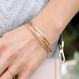 14k Gold Filled Armreif Set | Stapeln von 4 zierlichen, minimalen Armreifen Armbänder