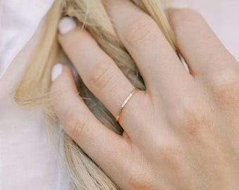 Anello impilabile sottile e scintillante riempito in oro 14k / Fascia in oro sottile e testurizzata, delicata e minimale